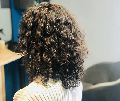 coiffure cheveux frisés